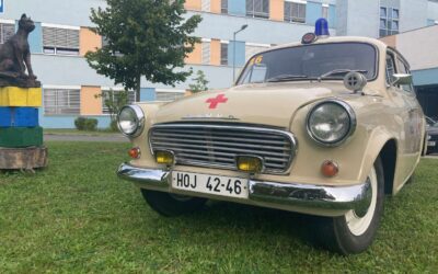 Výstava historických i současných sanitních vozů v areálu nemocnice