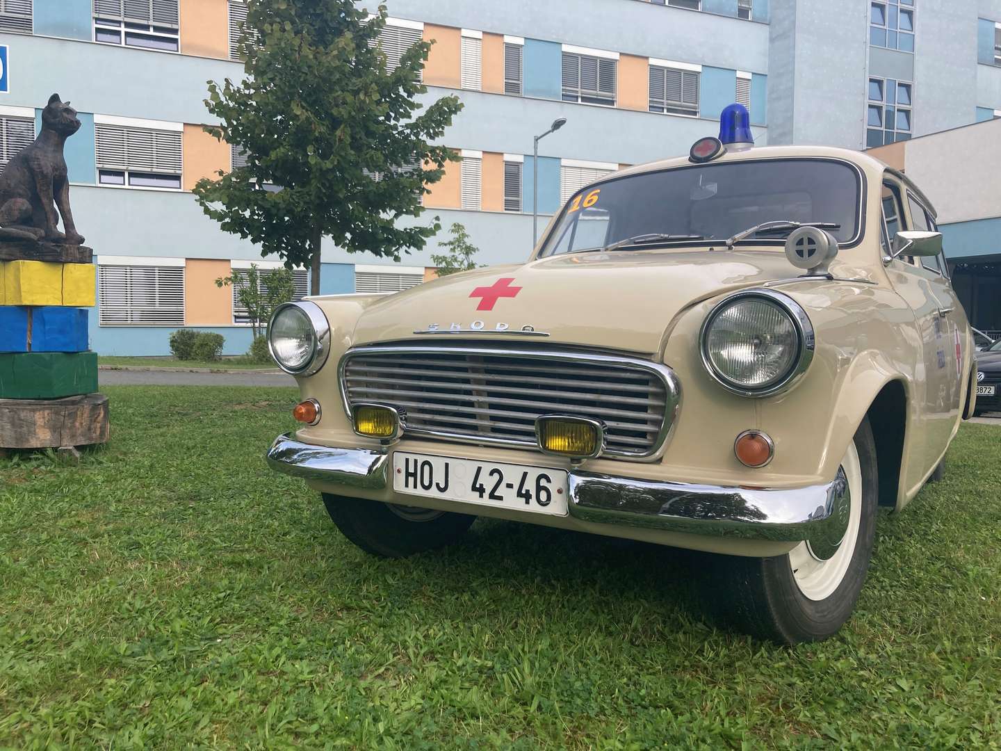 Výstava historických i současných sanitních vozů