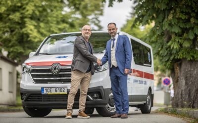 Nemocnice Jindřichův Hradec, a.s. díky podpoře města pořídila nový sanitní vůz Renault Trafic